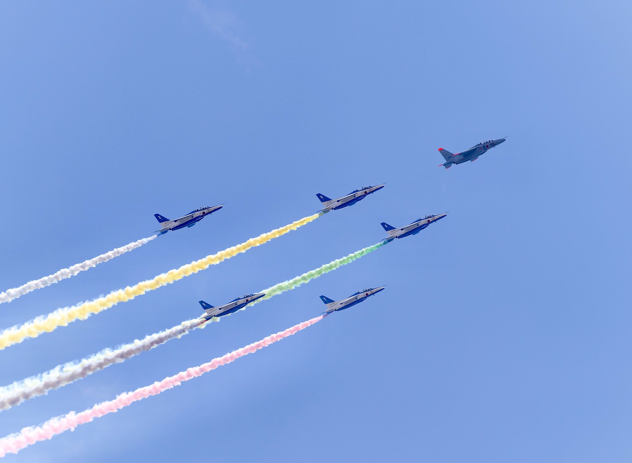 防衛省 自衛隊 航空自衛隊 の ブルーインパルス は Tokyo 開会日に 東京都内上空での展示飛行を行いました 写真はその様子です T Co Biquomggvn Twitter