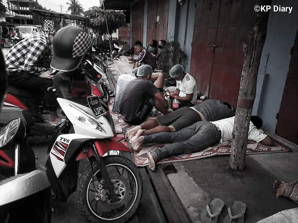 MinViolet91's tweet photo. It has been raining in #Kalemyo this morning, but waiting in front of the "Zawlbuk"Social Welfare Association since 3 am for oxygen.

#ICJ_BringSACToJustice
#July23Coup 
#WhatsHappeningInMyanmar https://t.co/djPgsFmMM7 https://t.co/LfajrvXg2O