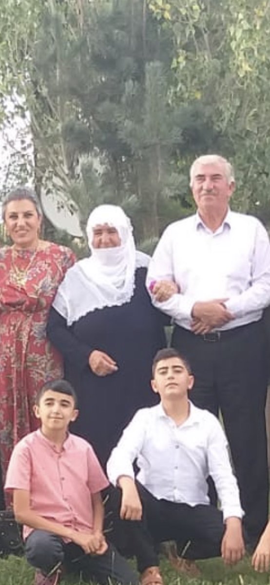 Aşiret Kültürünü acıyı paylaşma,dar günde yanında olma, sevince ortak olma, aşiret akrabalığını  MEMANİ aşireti adına sürdüren BURHAN VAROL Amcam, 

Kolunda 15 hayırlı evlat dünyaya getirirken hayatın SEVGİ-VEFA-SABIR dan ibaret olduğunu söyleyen yengemiz.

( 🧿15”i de hayatta)