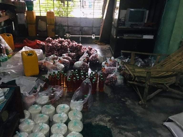sggrvlyouth's tweet photo. Today, 23 July in #Aunglan tsp , Magway Division, some youths launched"FROM PEOPLE TO PEOPLE" campaign and distributed rice, onion and potatoes.

#ICJ_BringSACToJustice
#July23Coup 
#WhatsHappeningInMyanmar https://t.co/ZFyAbtuGzN