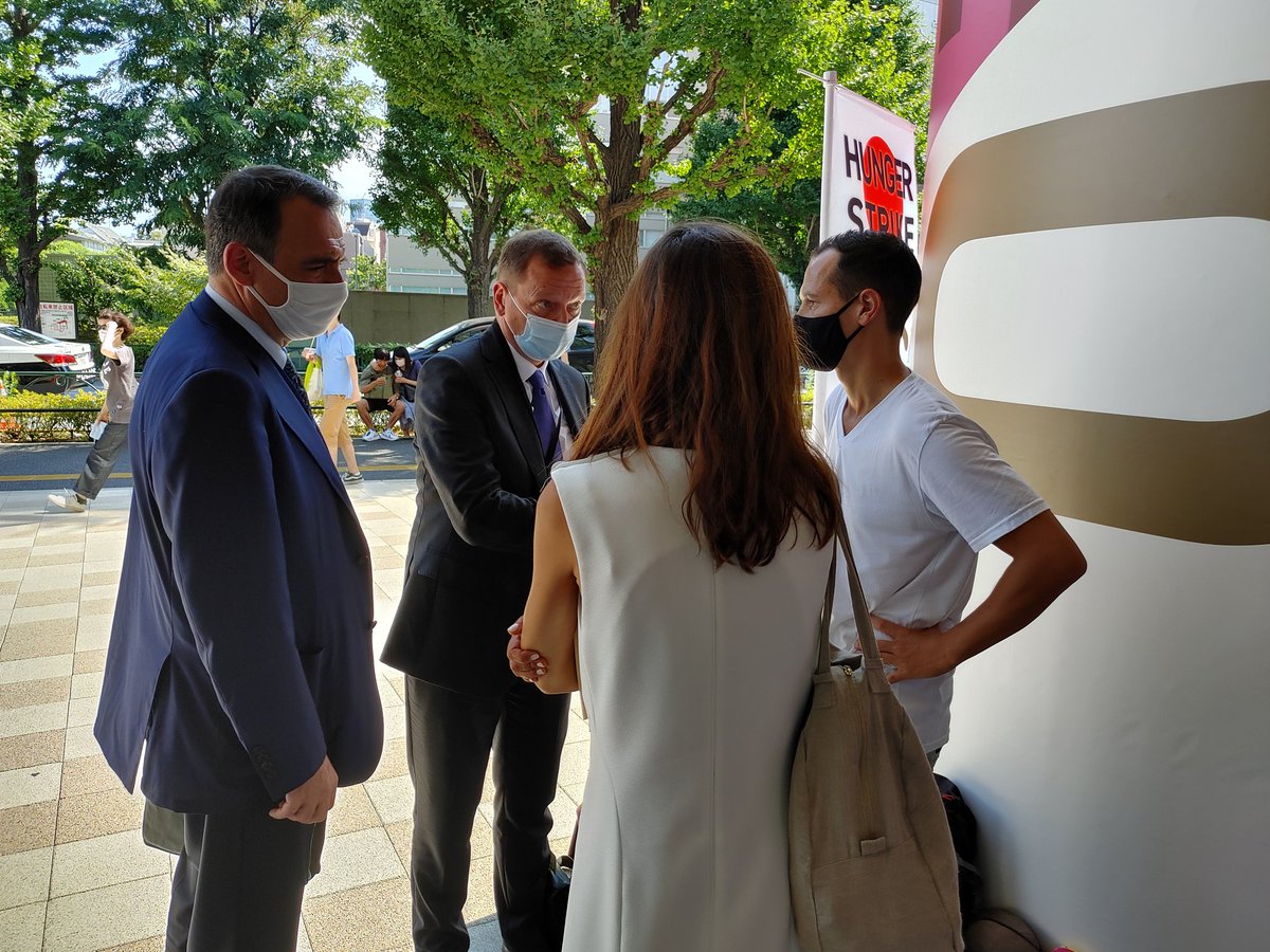 oyoykooyako's tweet photo. 駐日フランス大使のフィリップセトン氏（左）、フランス大統領顧問（右）が、Vincentさんのもとを訪れました。 https://t.co/nVsDBEcSGo