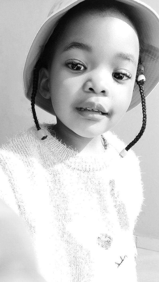_Spesho's tweet image. Just remembered this one time I was going through something. As I was preparing for work, my daughter woke up as well and asked me to make tea for us. We just said there for some time in silence until I had to leave. What a precious little soul. Orefemetse ❤