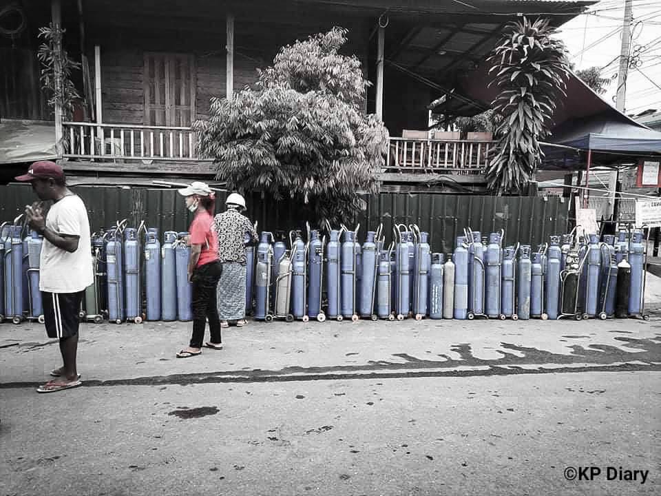 htetluzaw's tweet photo. Despite the rain, people in Kale wait in front of Zawlbuk Social Welfare Association since 3 AM for oxygen. #ICJ_BringSACToJustice #WhatsHappeningInMyanmar #July23Coup https://t.co/0BtwkiCNO0