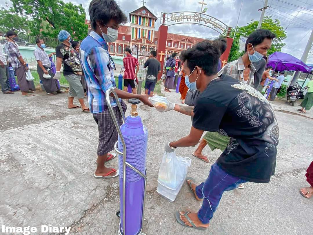 sggrvlyouth's tweet photo. Today activity of #Mandalay youths C19 Volunteer Team (MYC) protest against the Military Dictator and distributed food and other to the people For those who line up for oxygen.

#ICJ_BringSACToJustice
#July23Coup 
#WhatsHappeningInMyanmar https://t.co/Piea2rog4f