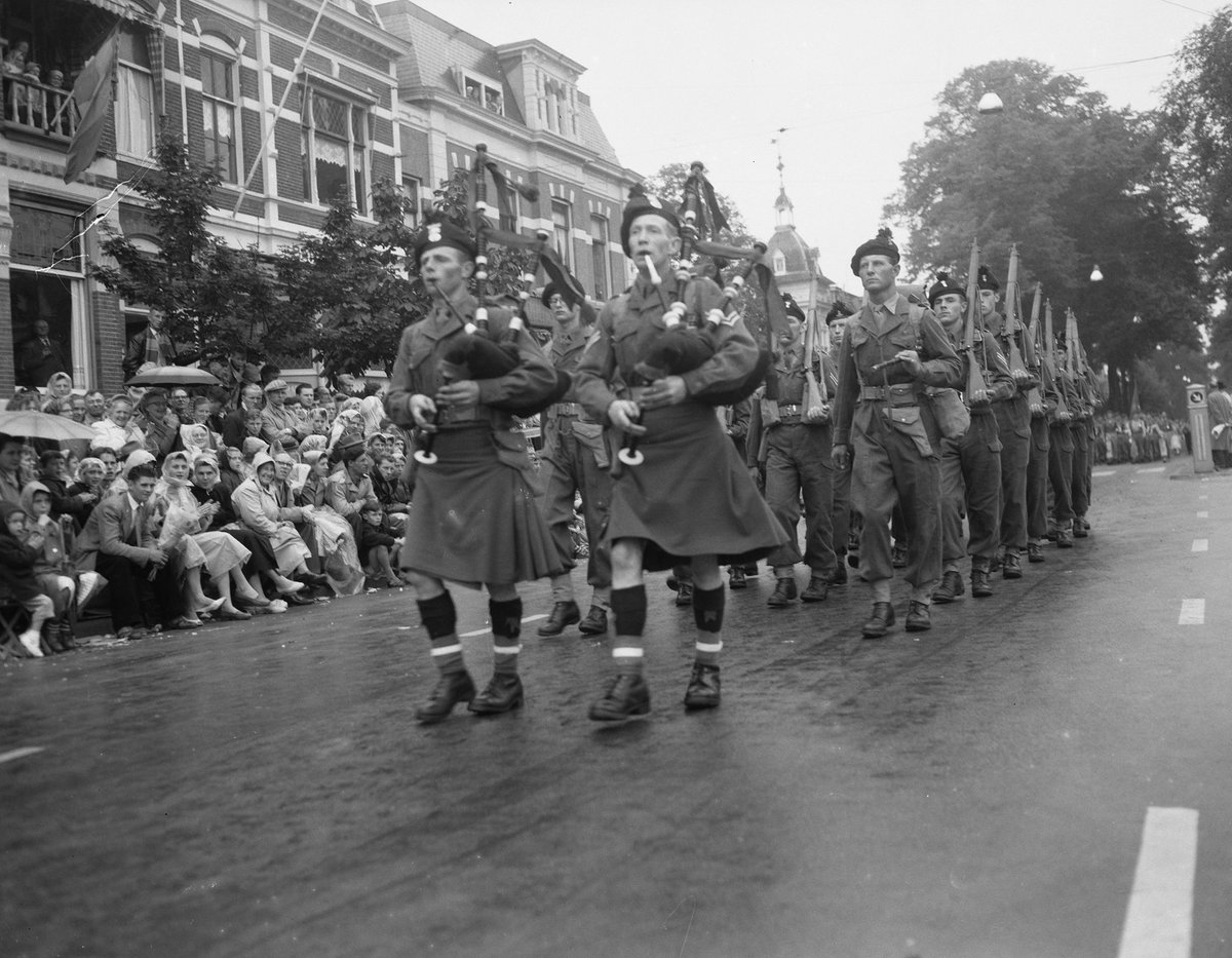 This day would be the last day of the Nijmegen Four Days Marches with a huge parade and bands. No event this year due to Covid19. The picture is from Friday 26 July 1957. Pipers of The Royal Irish Fusiliers in Nijmegen during the Four Days Marches the last day. @St_DE4DAAGSE