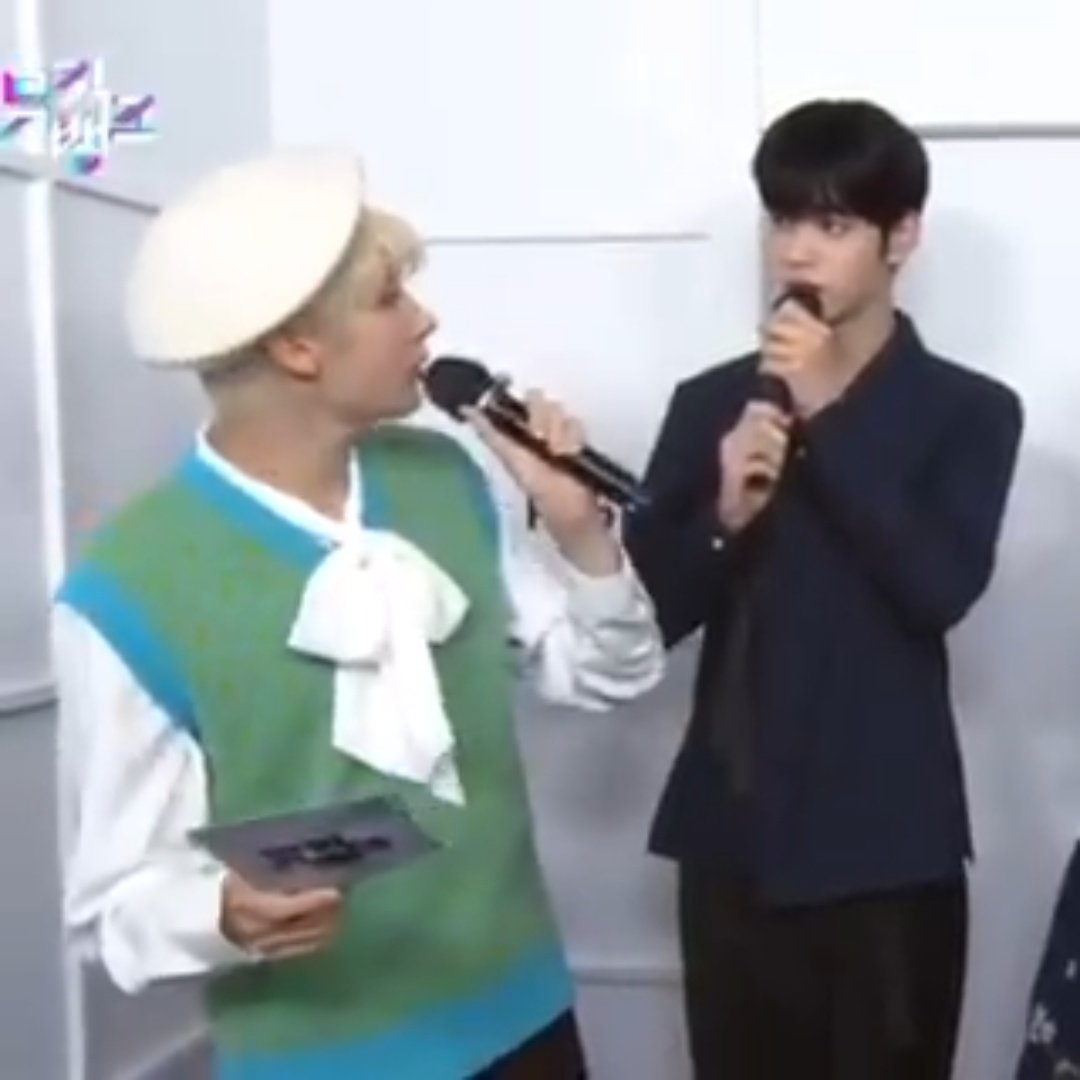 gumslikeSookai's tweet photo. of course this one year anniversary of soobin as an MC is not complete if his gum is not there to be the special mc 🥺💖.

🐰🐧
1 YEAR WITH AKKONG MCs 
#1YearWithMCSoobin
@TXT_members #SOOBIN #수빈 #휴닝카이 #HUENINGKAI #껌딱지즈 #sookai https://t.co/nZmOjuLFLX