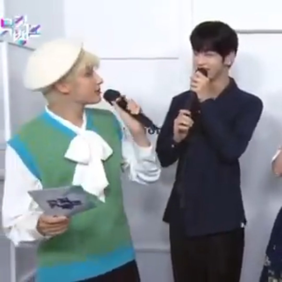gumslikeSookai's tweet photo. of course this one year anniversary of soobin as an MC is not complete if his gum is not there to be the special mc 🥺💖.

🐰🐧
1 YEAR WITH AKKONG MCs 
#1YearWithMCSoobin
@TXT_members #SOOBIN #수빈 #휴닝카이 #HUENINGKAI #껌딱지즈 #sookai https://t.co/nZmOjuLFLX