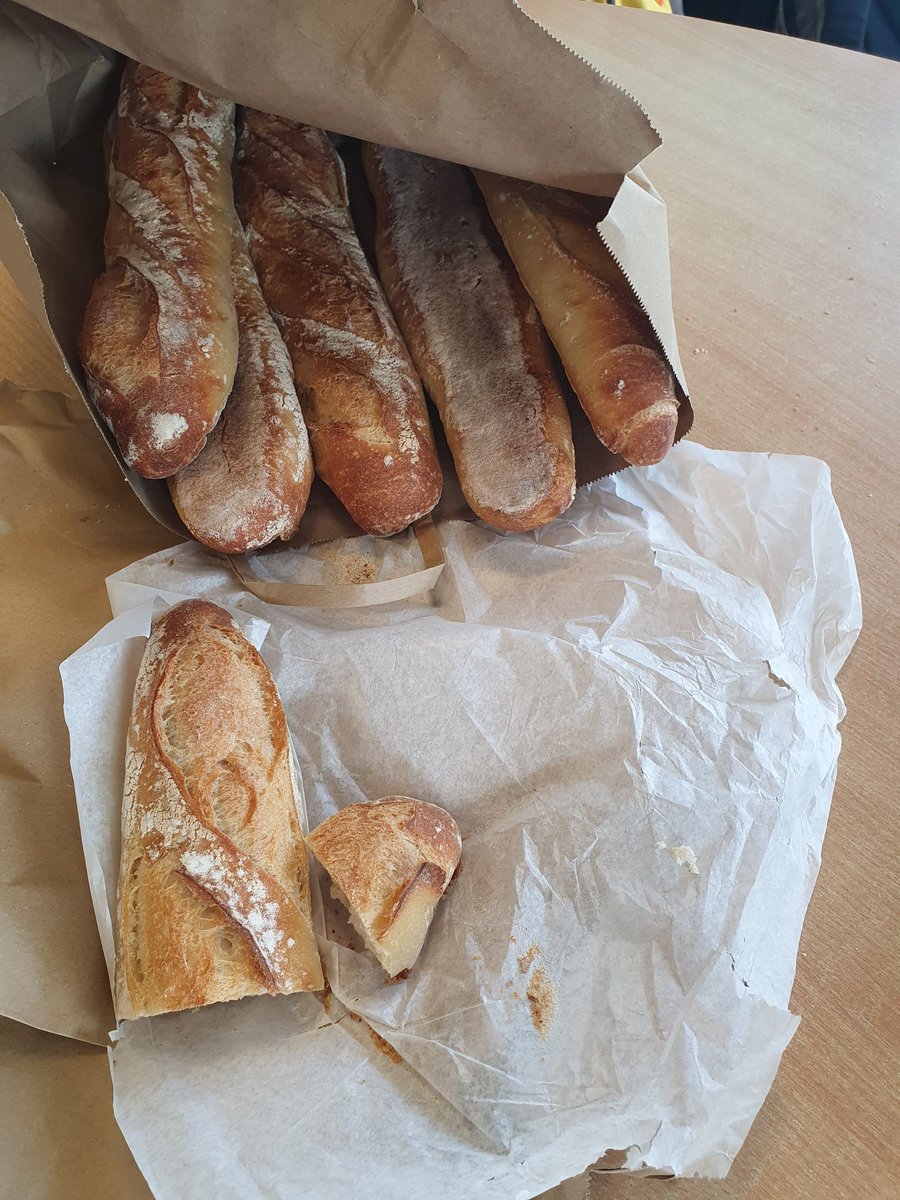 Hanfitzy1's tweet photo. When it's Friday and @UkMiguel brings bread in 😋.....  Thank you #bakerybread #fatfriday https://t.co/Z2NH8fB5cV