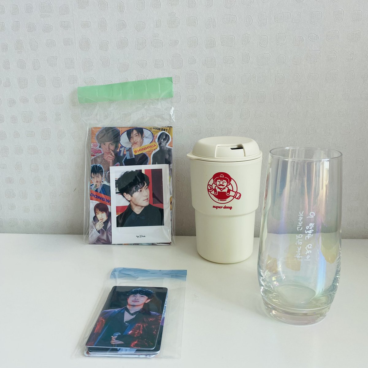 Nendahada324's tweet photo. 내 생에 알티이벤트 당첨이라는 일이 벌어지다니...
택배가 도착한지는 오랜데 바빠서 이제야 올리네여
컵 뿐만 아니라 다른 것들도 너무 많이 주신거 아닌가요ㅠㅠ 
정말정말 감사합니다🧡
근데 먼가 하나가 빠진 듯한 사진...
@kdwsupporters https://t.co/ErhrkLJzlR