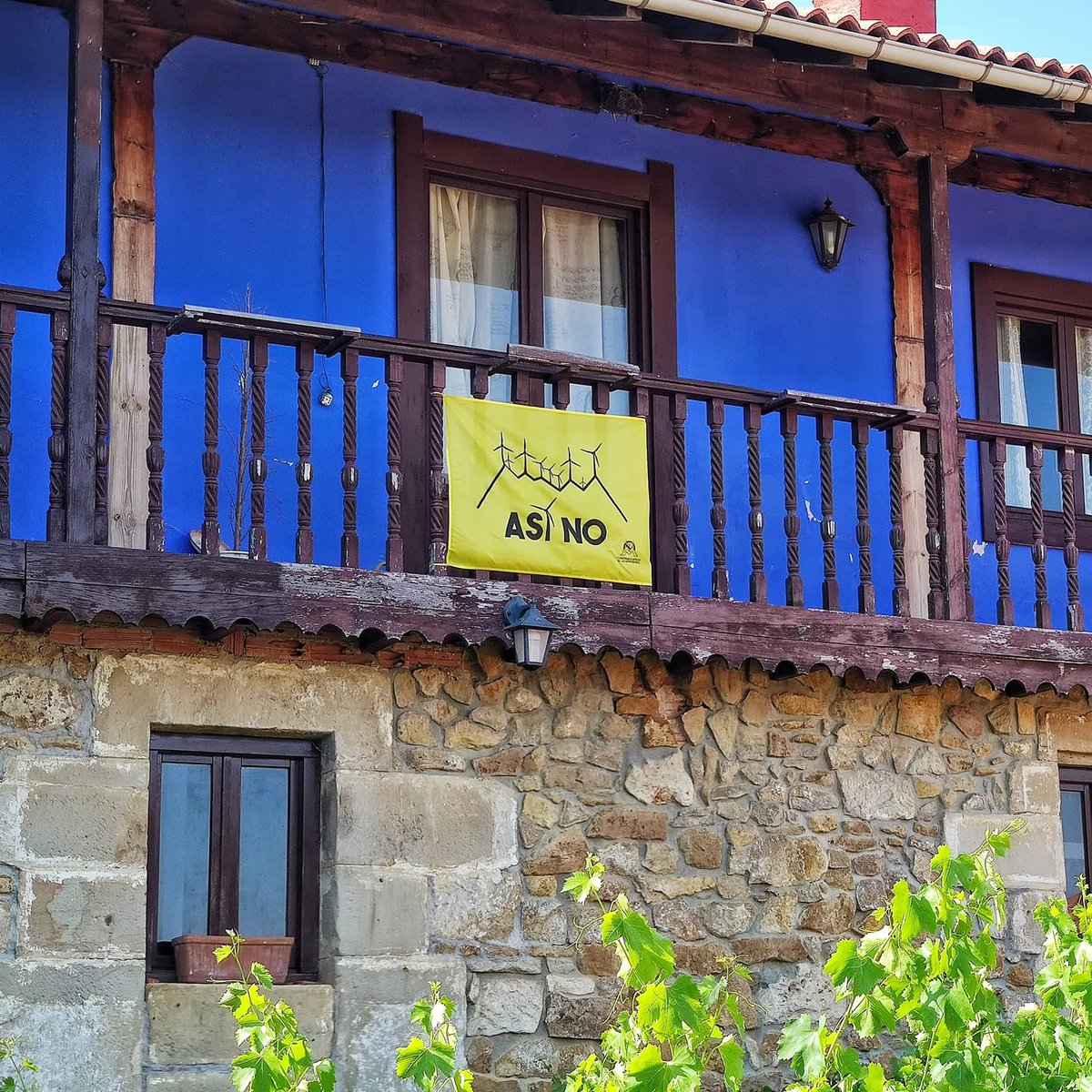 DefenMerindades's tweet photo. Llenemos los balcones y ventanas de Merindades con este mensaje "ASI NO".
Podrás conseguir la banderola este fin de semana en las Mesas Informativas de la Plataforma o nos la puedes pedir al mail: defensadelasmerindades@gmail.com

¡¡¡NOS SOBRAN MOTIVOS!!!
¡¡¡NOS SOBRAN MOLINOS!!! https://t.co/0aeFjHlX7L