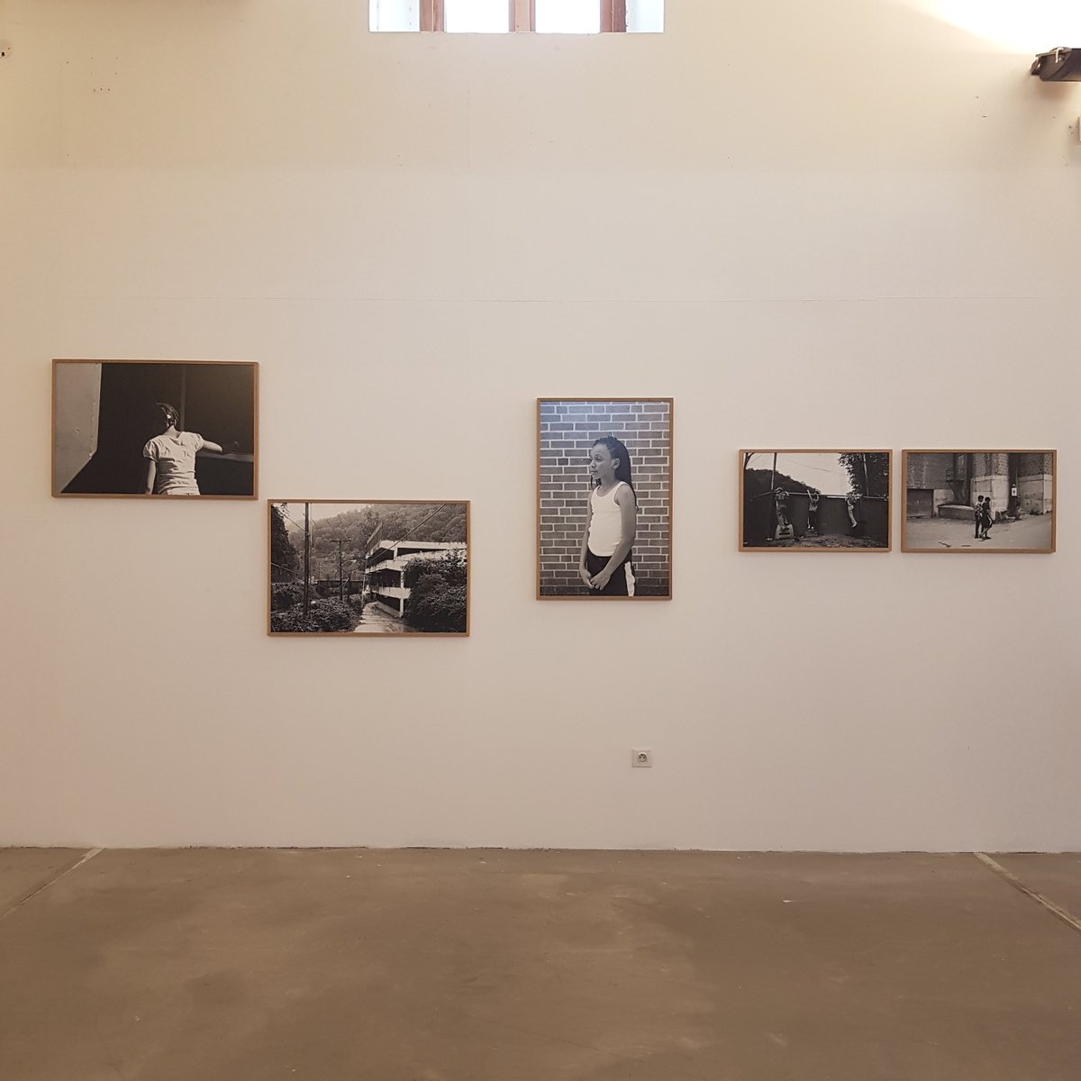 FranceFineArt's tweet photo. [édition] en réécoute, actualité #exposition #Arles jusqu'au 29 août 2021 -> Louise Honée "We Love Where We Live" #Lauréate 2020 #PrixHSBC pour la Photographie #livre Atelier EXB #ITW Fannie Escoulen #conseillère artistique 2020 #podcast @FranceFineArt https://t.co/qhHyF8GZRw https://t.co/BDbNqEZLhG