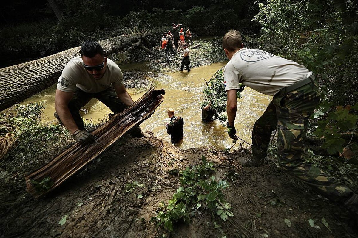 Militairen van @13LichteBrigade helpen het waterschap in Limburg met het herstel van beken en kanalen. Ze halen onder meer bomen en takken uit waterstromen.