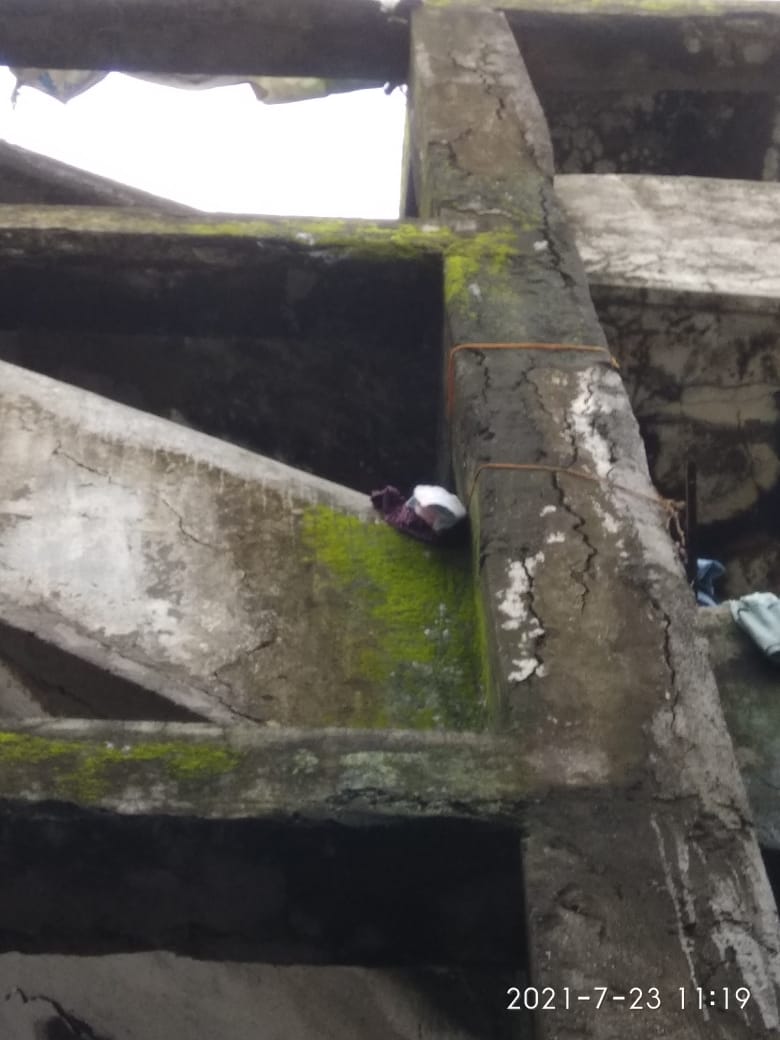 RushitShah09's tweet photo. Building Address: 43 Zaver Mansion, Chowpatty Sea Face, Behind Amar Fast Food, Mumbai 400007.
The structure is very weak and threat to our lives. Request your immediate help. @CMOMaharashtra @mybmc @MumbaiPolice @MPLodha @JaveriPotdar https://t.co/MdTbzANC08