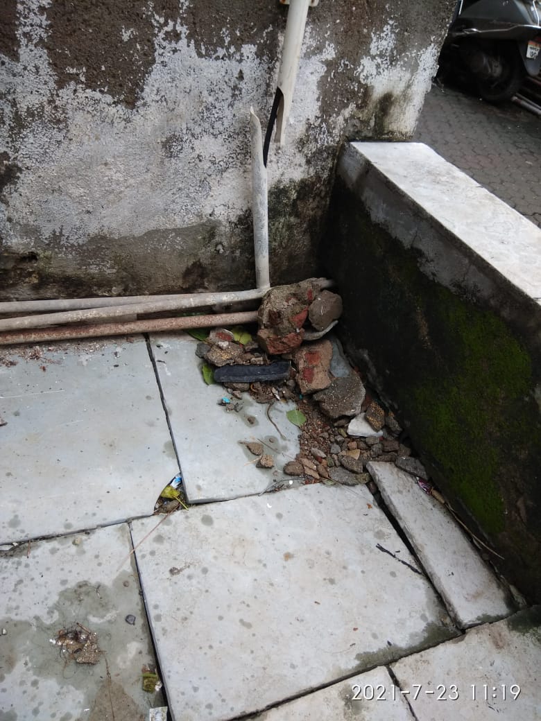 RushitShah09's tweet photo. Building Address: 43 Zaver Mansion, Chowpatty Sea Face, Behind Amar Fast Food, Mumbai 400007.
The structure is very weak and threat to our lives. Request your immediate help. @CMOMaharashtra @mybmc @MumbaiPolice @MPLodha @JaveriPotdar https://t.co/MdTbzANC08