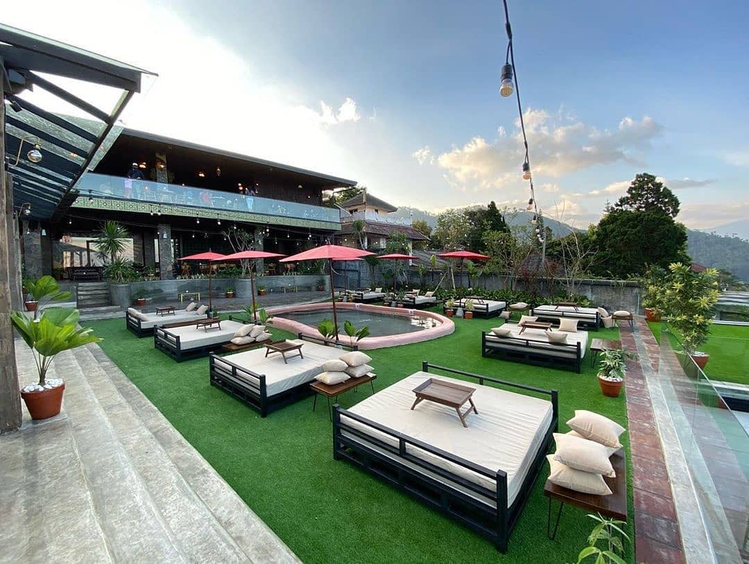 EastJavaTourism's tweet image. #HillHouse presents natural views with the charm of the splendor of mountains from the top of hill in #BatuCity. With the tagline Batu's Living Room, Hill House can be used as a gathering place with family or friends #TravelToEastJava
Credits malang-guidance.com
