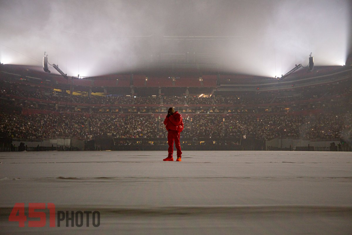 Nonthrot's tweet photo. Shot the @kanyewest  #DONDA album release party. DM for use. Full album avail. https://t.co/v6Gz24d7bZ