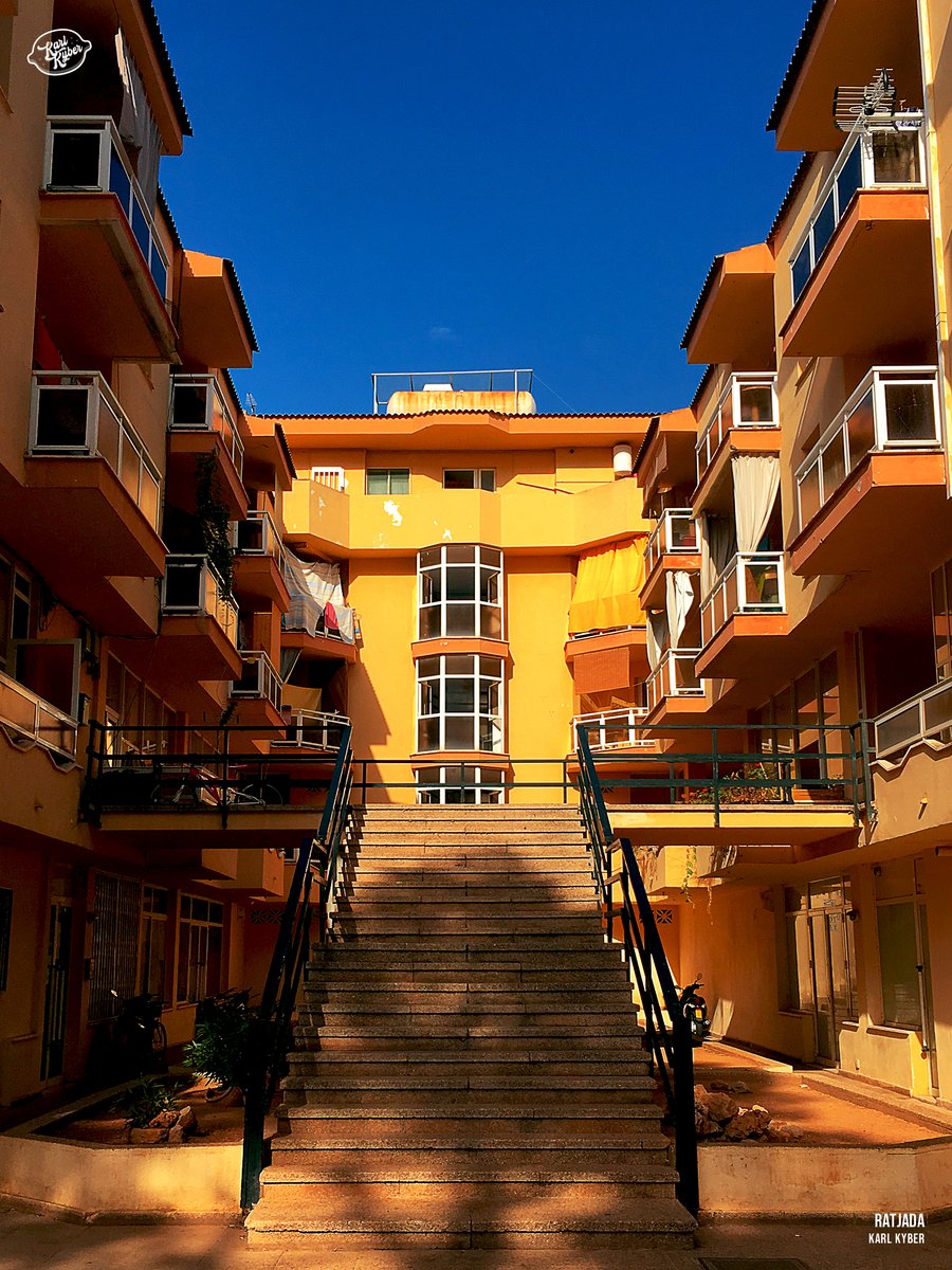 KarlKyber's tweet photo. ☀️ Bienvenue sur les côtes Cala de #Mallorca.
-
🏠 Pour le reste de l'#Europe, c'est une destination de vacances. Pour les Mallorquí, ce sont des logements sociaux. Quand le style balnéaire se mêle au fonctionnalisme.
-
📷 #KarlKYBER
-
#IslasBalears #Espana #architecture #Archi https://t.co/cHjB1rZxtE