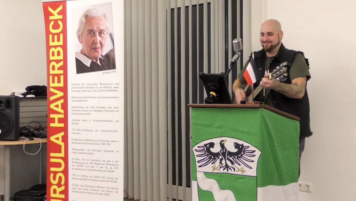 SvenIsHell's tweet photo. Hannes #Ostendorf (KATEGORIE C/NAHKAMPF) spielt zus. mit Martin Böhne (SLEIPNIR/STURMWEHR) in einer Band namens ANKER. Deren aktuelle Platte heißt "Aufbruch". 
Infos über STURMWEHR: https://t.co/uQslKUFdlo
Nicht die erste Zusammenarb.. 
der beiden. #rechtsrocktnicht #Schiffmann https://t.co/MCzCMiYEEi