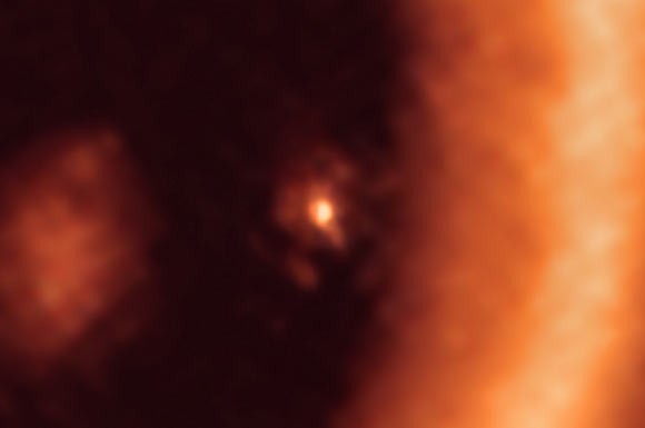 estelsiplanetes's tweet photo. Brutal.
Imatges del radiotelescopi ALMA que mostren el disc protoplanetari on s'estan formant planetes al voltant de l'estrella PDS 70. I no tan sols això: també mostra el disc al voltant d'un dels seus planetes... on es podrien estar formant llunes!
https://t.co/8m5Nw6wSzB https://t.co/3U9lHTRDDb