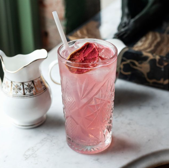 TunsgateQuarter's tweet photo. Struggling to pick your next cocktail this Summer? 🍹
Why not try @COSYCLUB 'Blow A Raspberry At Collin' with Chase GB gin, raspberry shrub, fresh lemon juice and soda 💋
#CosyClub #TheCosyClub #CocktailChoice #OutsideTerrace #Sunshine #ISupportGuildford #TunsgateQuarter https://t.co/NpX10nvMuF