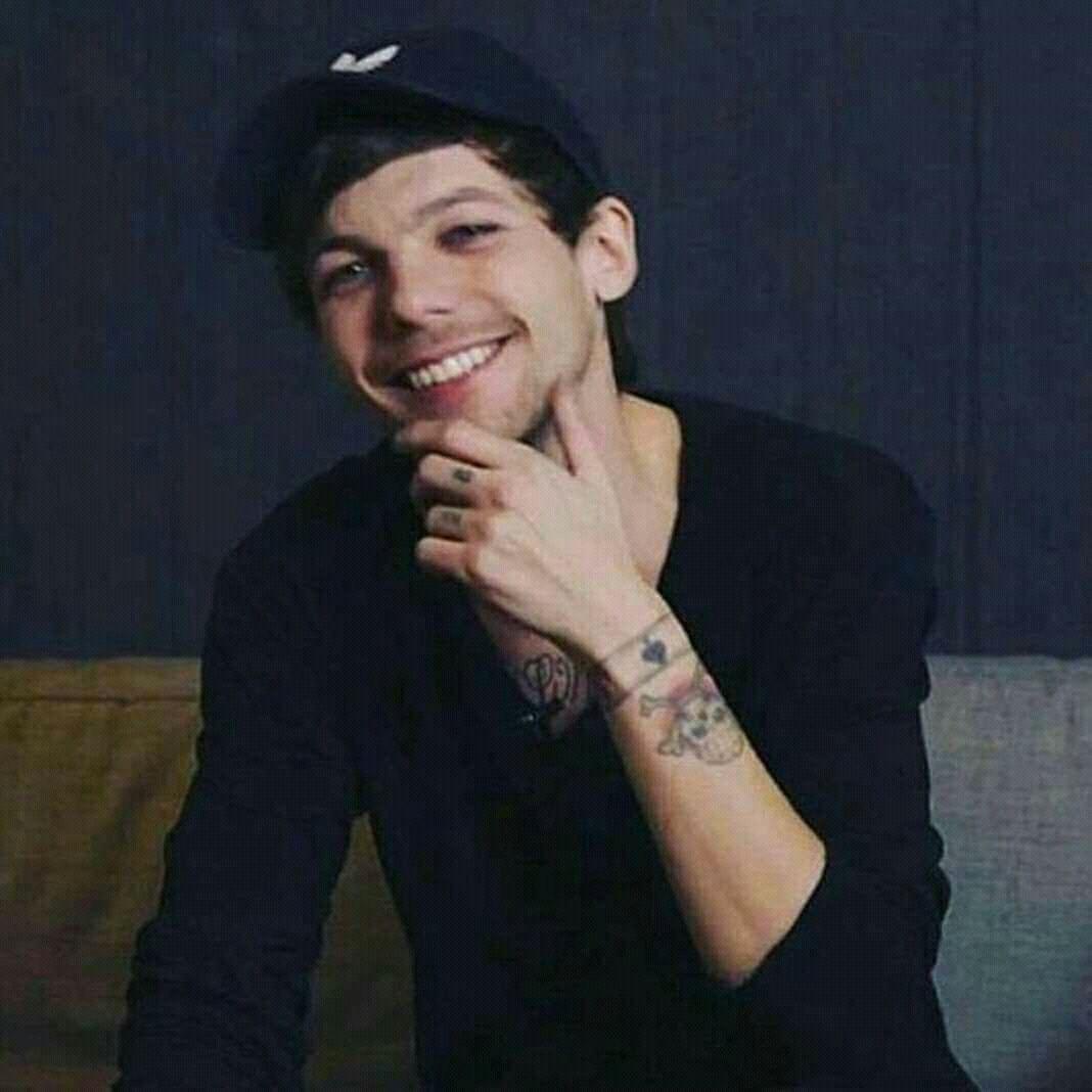 RiovaSkye's tweet photo. I miss Jay.. I was listening to Night Changes and then the part comes 1:23 and I'm reminded of how Jay and Lottie came to the shooting and laughed at Lou.. I just hope all Lou ever does is laugh.. his laugh can make me laugh at my worries 
My heart feels stoned https://t.co/X6INNWzo23