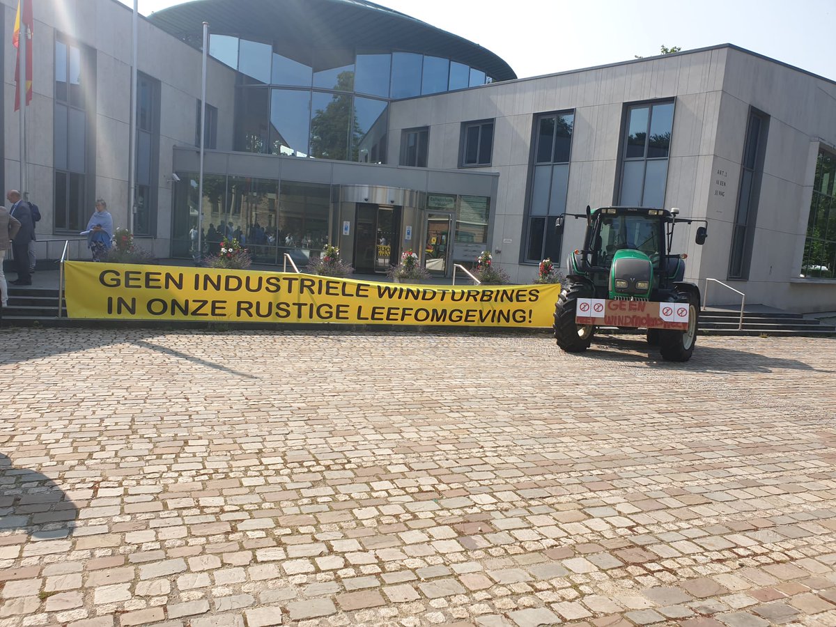 HEUVELRUG Stichting Duurzaam &amp; Leefbaar en Overbergs Belang hebben maandagavond twee petities aangeboden aan burgemeester Frits Naafs en wethouder Rob Jorg van de gemeente Utrechtse Heuvelrug. Daarmee protesteren ze tegen windturbines in Overberg.