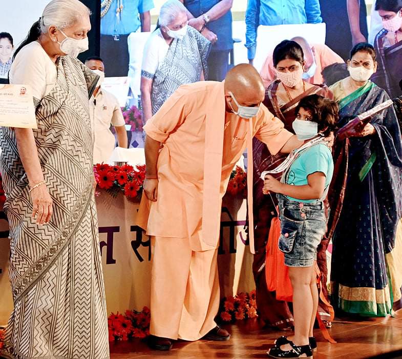 उत्तर प्रदेश में कोई भी बच्चा अनाथ नहीं:
कोरोना काल में 0-18 वर्ष के ऐसे बच्चे जिन्होनें अपने माता-पिता या अभिभावक को खो दिया उनके पालन-पोषण व शिक्षा हेतु<a href="/UPGovt/">Government of UP</a> प्रतिबद्ध है।
राज्यपाल महोदया के द्वारा 03 माह की सहायता राशि ₹12,000 निराश्रित बच्चों के खाते में हस्तांतरित हुई है।