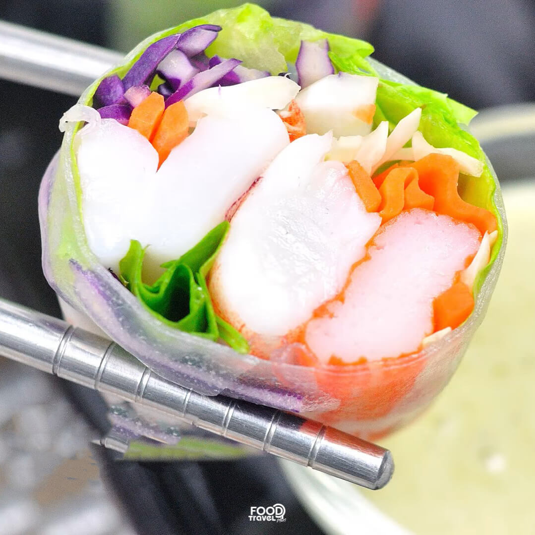 FoodTravelTV's tweet photo. #สลัดโรลซีฟู้ด อัดแน่นไปด้วยผักหลายชนิด พร้อมกับน้ำสลัดซีฟู้ดรสจัดจ้าน เรามาลงมือทำกันเลยดีกว่าค่ะ❤

#food #foodtravel #foodtravelplus #แจกสูตร #อร่อยจนต้องรีวิว  #เมนูกักตัว #เมนูเด็กหอ #foodtravel 
#FoodTravelแจกสูตร #Foodtravelplusแจกสูตร #FTบอกสูตร https://t.co/cDpX0pl4Rr