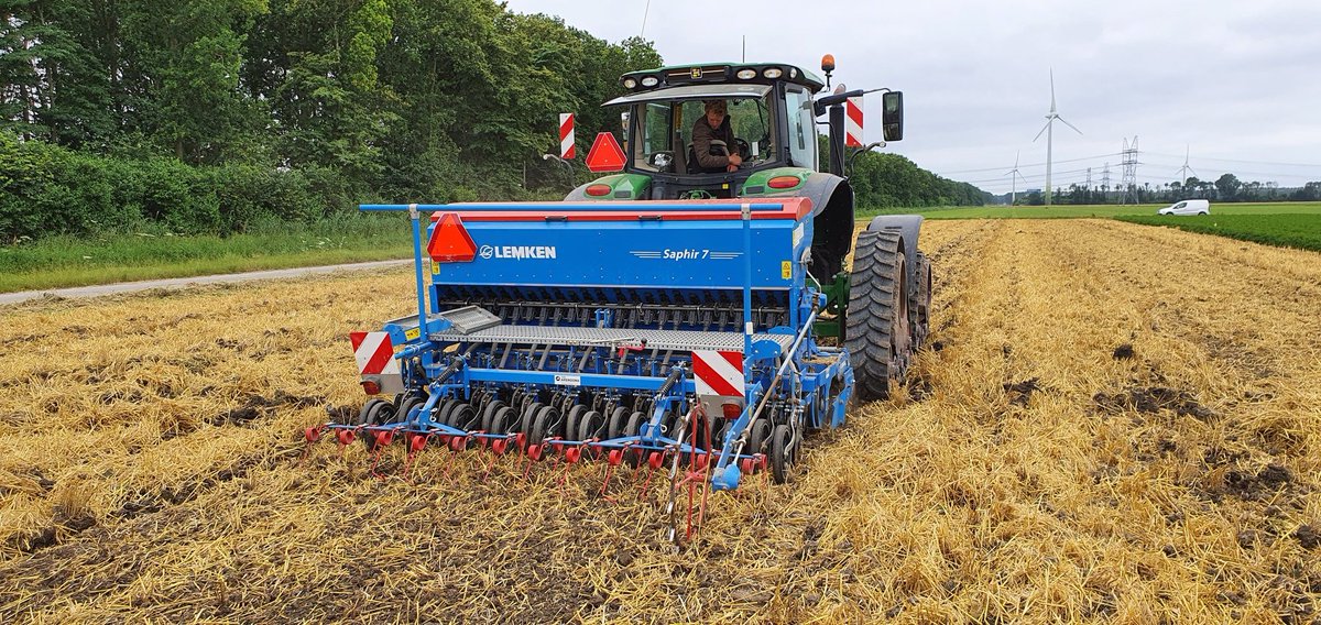 RijkJoost's tweet photo. Wintergerst eraf, stro gehakseld, storende laag bewerkt met paragrubber, groenbemester erin. Welke zaden zie je allemaal? @BoerderijvandeT #groenbemestermengsel https://t.co/pIHqfcFvYS