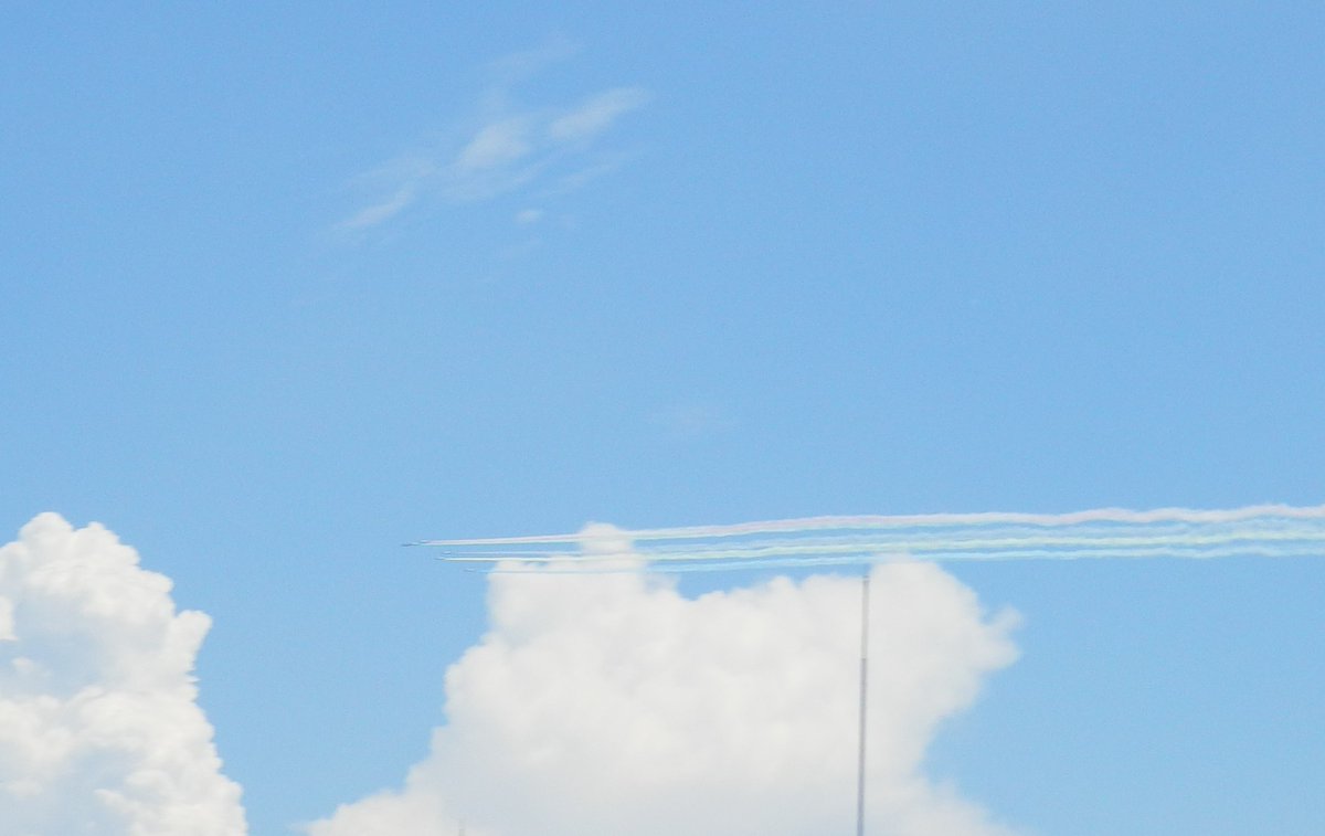 ItsukoUK's tweet photo. #ブルーインパルス #Tokyo2020 
#航空自衛隊 #展示飛行 
#空は繋がっている #家から見学
#Blueimpulse #Japan https://t.co/qMO65T1SDA