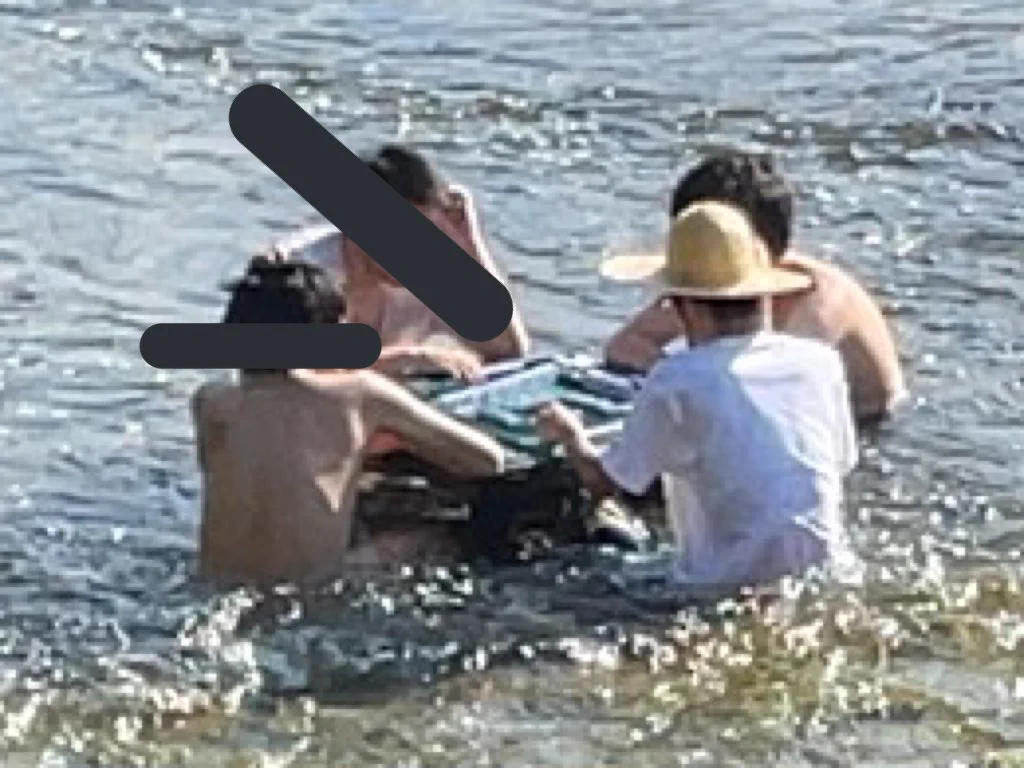 何気なく川を見てみると？とんでもない遊びをしている奴らがいたwww
