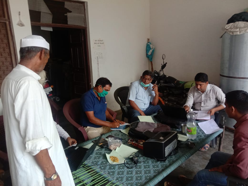 PVVNLSAHARANPUR's tweet photo. Inspection of Revenue collection camp by EE shri Akasy kumar Sir at village Ghoghareki under EDSD Kailashpur, EDD-2 SRE. 
@UppclChairman @mduppcl
@UPPCLLKO 
@MdPvvnl @PVVNLHQ
@1912PVVNL @Chief_SRE_Zone https://t.co/ZlQAkYSOZz