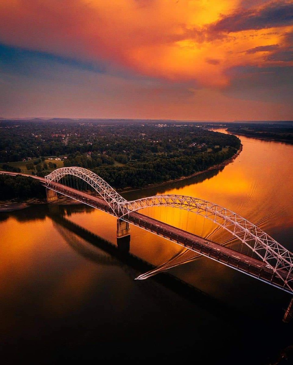 Louisville, Kentucky... 
Photo by jessehurtphoto...