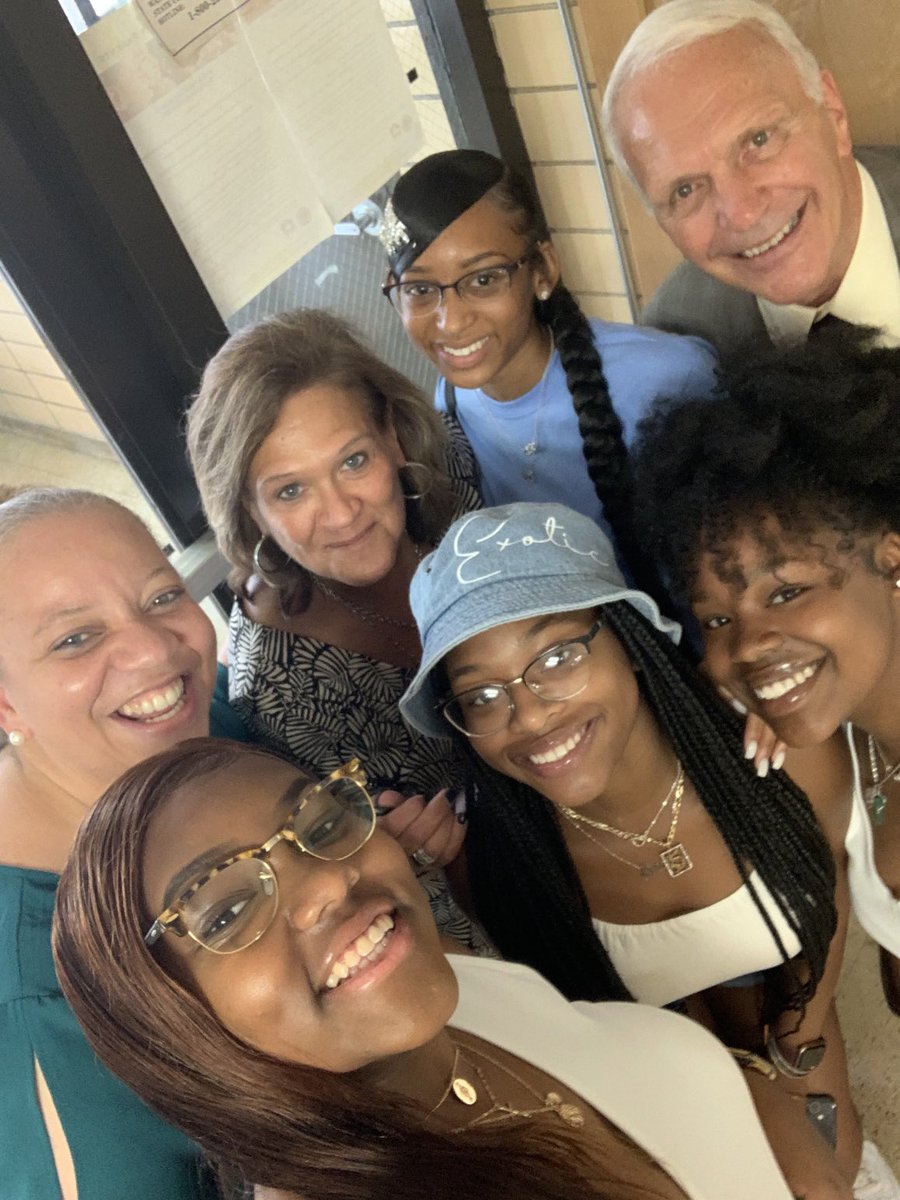 CWhite_KCS's tweet photo. @AustinEastHS students loved the visit from @KnoxSchoolsSupt! @KnoxSchools #AEStrong #TheRealAE #beepbeep https://t.co/1agihZApCL