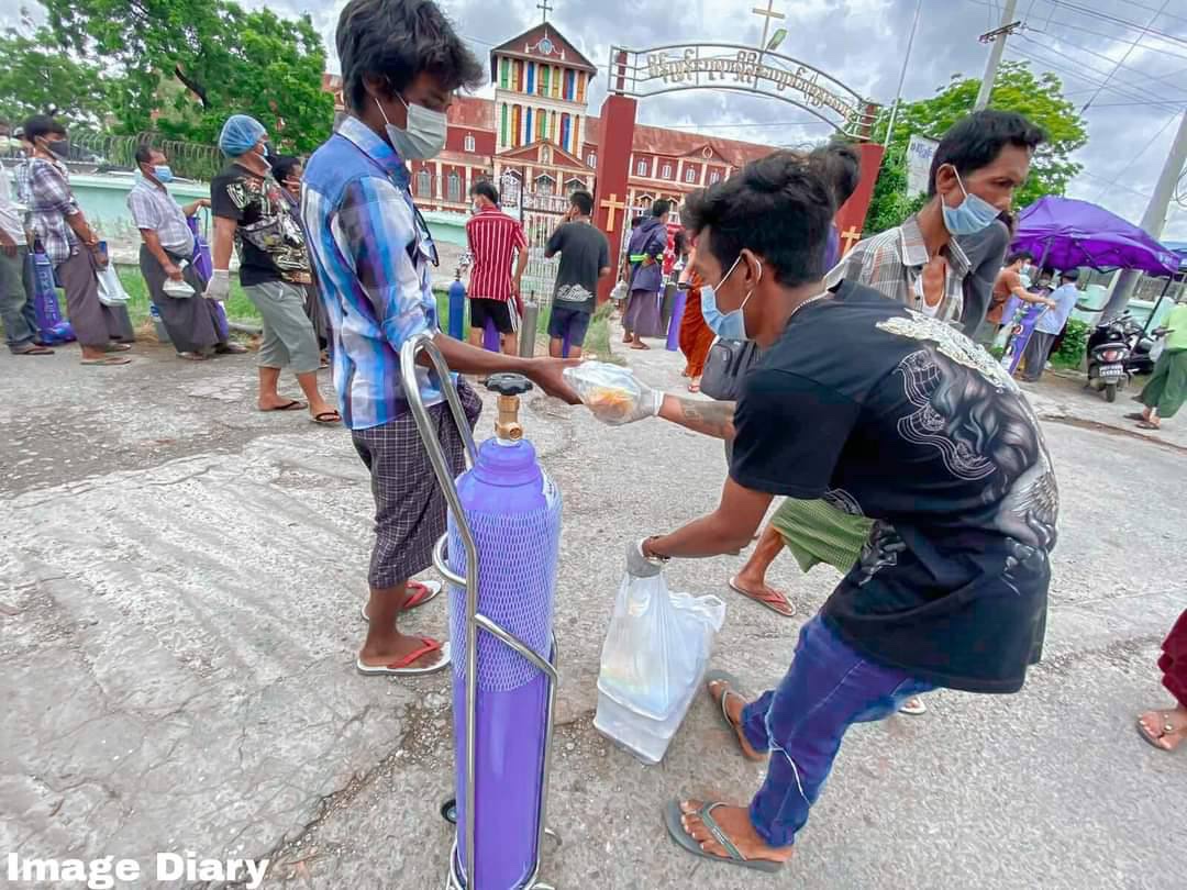 ZunWai3's tweet photo. Mandalay Youths C19 Volunteer Team (MYC) staged a protest against Genocidal Dictatorship and gave foods to the ones who are lining up for oxygen. #ICJ_BringSACToJustice #July23Coup  #WhatsHappeningInMyanmar https://t.co/A0wBuUN8J0