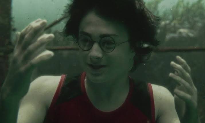 HogwartsMEMES's tweet photo. Ang sabi cuddle weather daw, e bakit lumampas tao ang tubig? https://t.co/dHeZvHoMjh