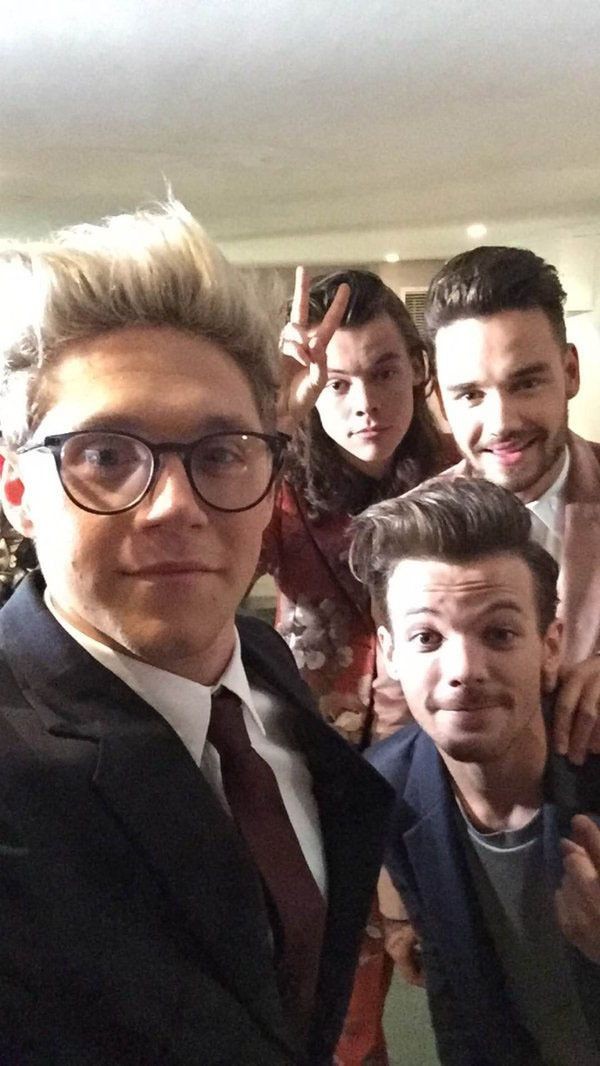 AhislaZ's tweet photo. Su primera y su última foto cómo One Direction
#WeloveyouOneDirection #ForeverOneDirection #AlwaysInOurHeartsOneDirection https://t.co/cCNsSULxrk