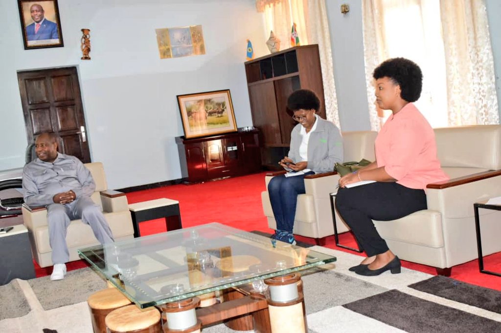 #Burundi Le Chef de l'État SE Evariste Ndayishimiye s'est entretenu avec M. Fortunato-OFA Mbo Nchama, Président de la <a href="/BdeacOfficielle/">BDEAC</a>, pour échanger sur les possibilités de financement des grands projets de développement socio-économique initiés en priorité par le <a href="/BurundiGov/">Bureau du Premier Ministre</a>.