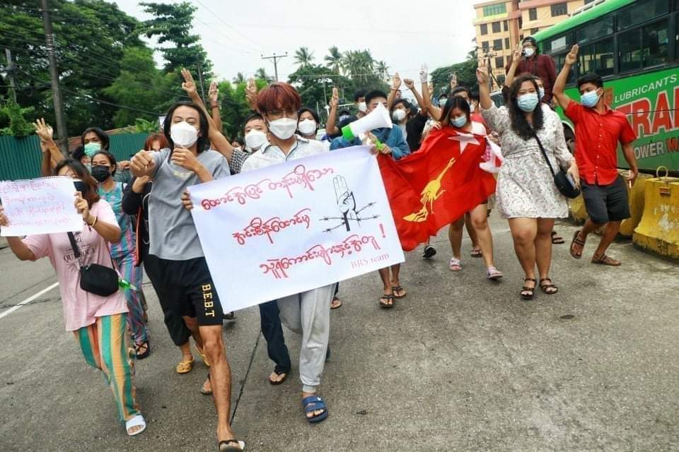 Ven63314444's tweet photo. Pro-democracy youths from Yangon staged anti-coup protest and showed solidarity to the political prisoners.  #ICJ_BringSACToJustice #July23Coup  #WhatsHappeningInMyanmar https://t.co/zRn4pcR2lb