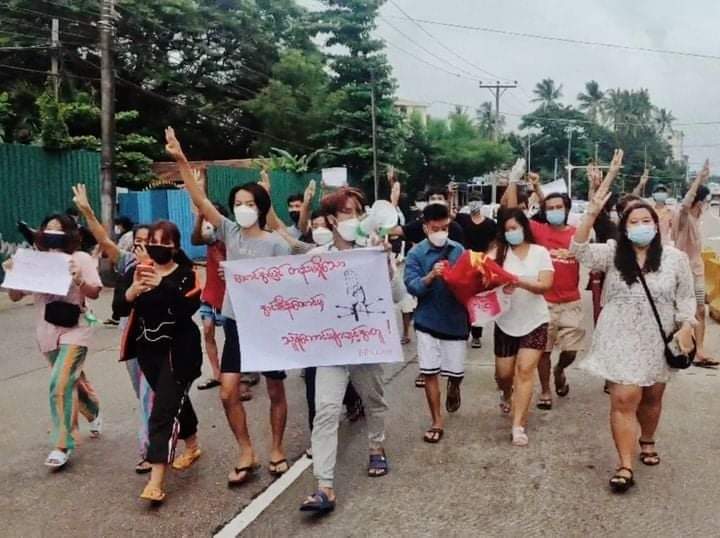 Ven63314444's tweet photo. Pro-democracy youths from Yangon staged anti-coup protest and showed solidarity to the political prisoners.  #ICJ_BringSACToJustice #July23Coup  #WhatsHappeningInMyanmar https://t.co/zRn4pcR2lb