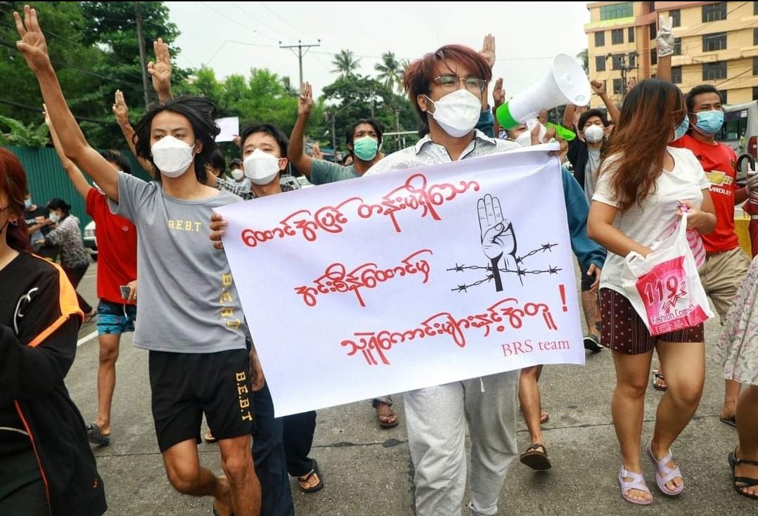 YZhan622's tweet photo. Young activists from Yangon marched and protested against the dictator to show their solidarity with with the heroes who protested in Insein Prison today!!

#ICJ_BringSACToJustice
#July23Coup 
#WhatsHappeningInMyanmar https://t.co/24oUvNCFpk