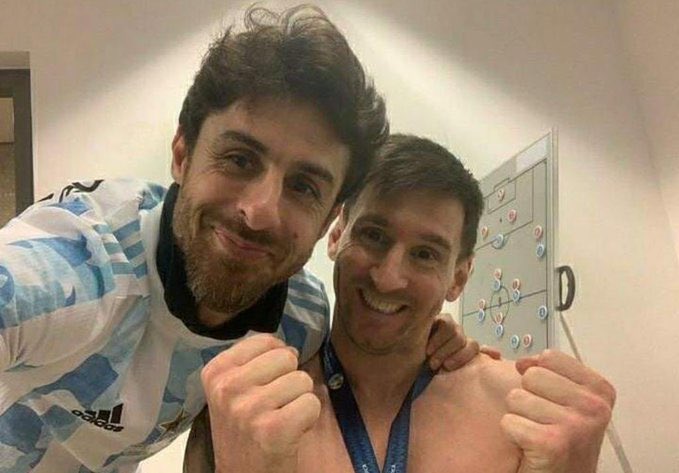 📸 Messi con su ídolo 👉🏽 el gran <a href="/PabloAimarOK/">Pablo Aimar</a> 🦇 

👏🏽 ¡Felicidades a "Pablito" y a tod@s l@s argentin@s 🇦🇷 por la consecución de la <a href="/CopaAmerica/">CONMEBOL Copa América™️</a> 🏆!