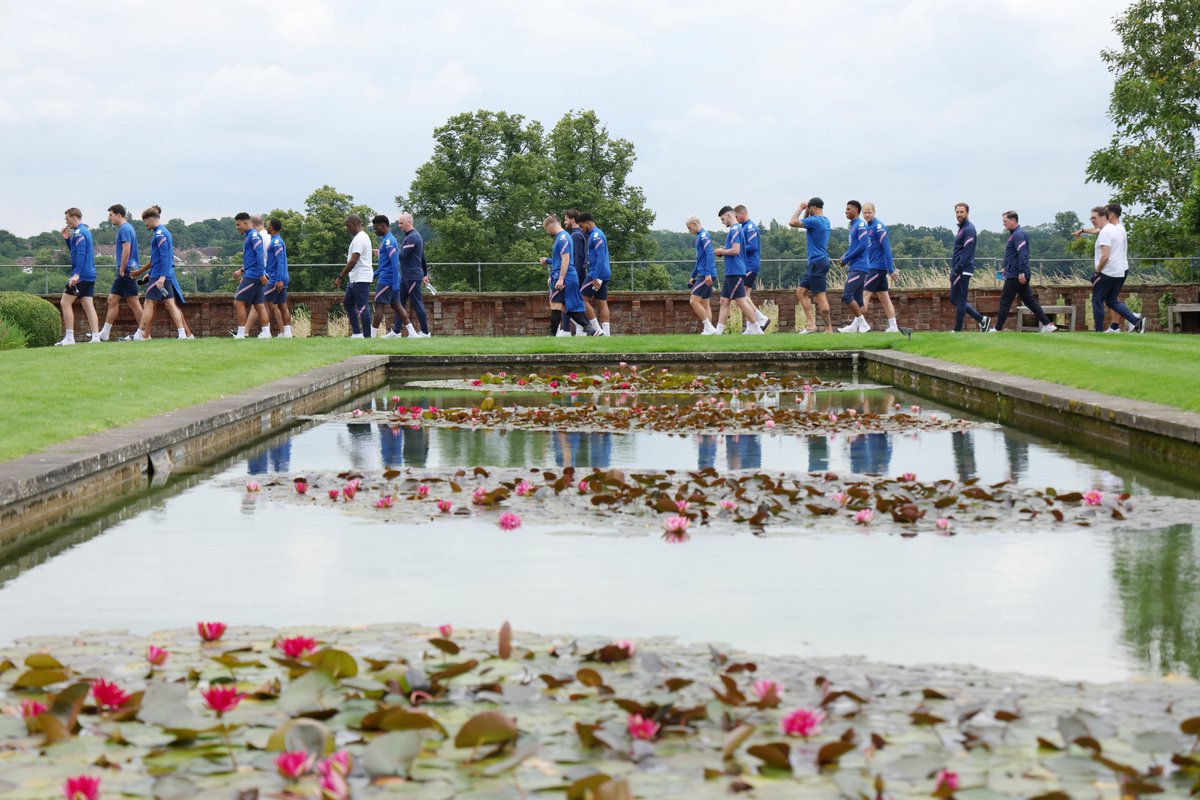 The Full Squad stroll around the Hotels grounds at 1pm