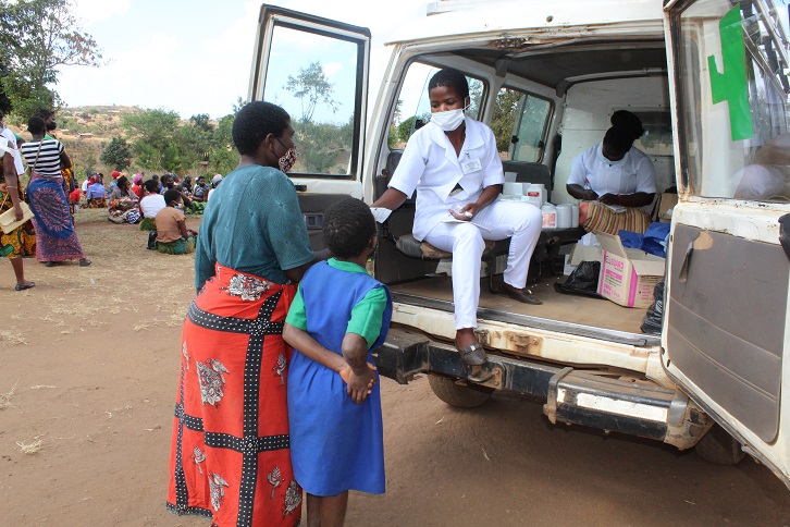 People in Dowa District are benefiting from mobile clinic service the <a href="/MalawiRedCross/">Malawi Red Cross Society</a> is supporting MoH in hard to reach areas with funding from @AMREFGermany. At Chingondo clinic over 7,000 people are accessing -5 Clinic, HTC, Antenatal services, Immunization, F/Planning and OPD
