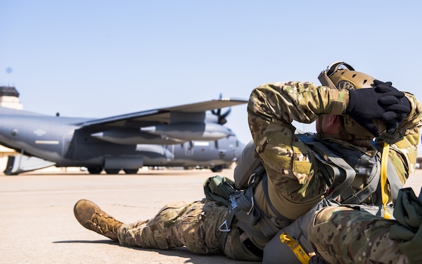 SOFWERX's tweet image. We hope you’re having a relaxing weekend! 

#SpecialForces #USForces #Jet #WeekendVibes #WeekendNap #BreakTimeSelfie #BreakTimeatWork #USMilitary #CatchingRays #SpecialOps