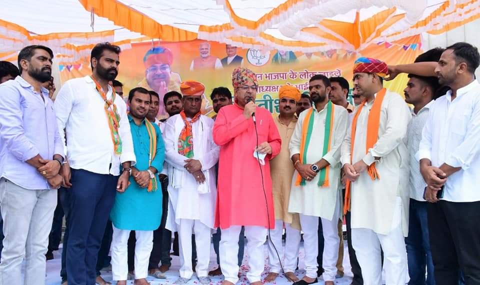 BJPkhichar01's tweet photo. राजस्थान भाजपा प्रदेशाध्यक्ष माननीय सतीश जी पूनिया का आज नागौर आगमन पर समस्त भाजपा टीम के साथ भव्य स्वागत किया गया, साथ ही भाजपा किसान मोर्चा के कार्यालय का उदघाटन @DrSatishPoonia जी द्वारा किया गया।
@BJP4Rajasthan @DrSatishPoonia https://t.co/xs9VPevvKT