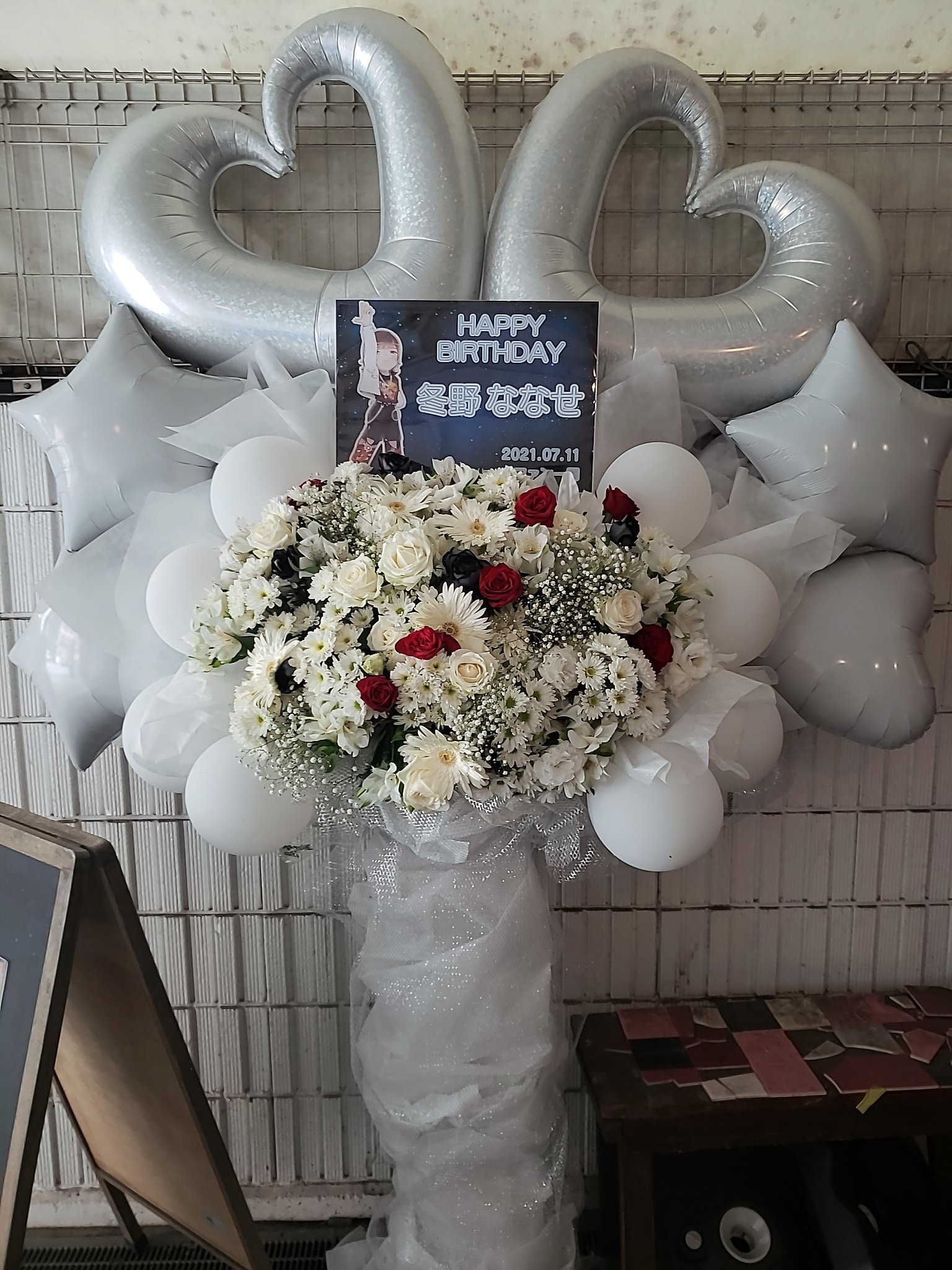 くれよんぼんど 本日の メイフィル 冬野ななせ生誕のスタンド花 パネルのイラストはうぃんさん 花屋はリンクスさん 花には衣装の色要素を組み込み パネルはグループのデビューソング スターゲイザー を意識 T Co Flmbcpblct Twitter