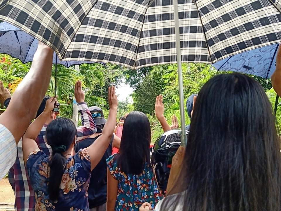 A protest against the Anti-Terrorist Council was held in #Nyin_Maw Village, Laung Lone Township on the evening of July 11.

WE NEED HELP FOR COVID-19

#MyanmarNeedsO2
#July11Coup
#WhatsHappeningInMyanmar