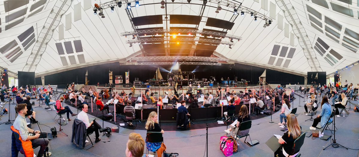Cerddwn's tweet photo. Neithiwr cafodd ‘Cerddwn’ ei berfformio yn fyw am y tro 1af ym mhafiliwn @llangollen_Eist gan @corCF1 i gyfeiliant y @BSinfonietta
Roedd video pob un a gymrodd rhan yn chwarae ar y sgrin fawr tu ôl felly roedd pawb yn rhan o’r perfformiad!

Darllediad ar S4C. 24.7.21 am 8pm. https://t.co/Gx4o672vkz