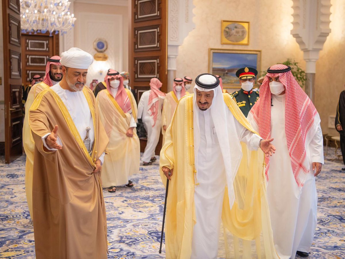 KSAMOFA's tweet photo. #خادم_الحرمين_الشريفين يستقبل جلالة سلطان عُمان ويعقدان جلسة مباحثات رسمية، بحضور سمو #ولي_العهد، حيث جرى خلالها استعراض العلاقات الأخوية التاريخية والراسخة بين قيادتي البلدين الشقيقين، وبحث آفاق التعاون المشترك، وسبل تعزيزه وتطويره في شتى المجالات https://t.co/p64VaimYzi
